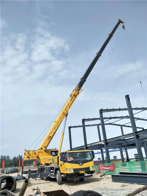 银海区超高层建筑钢结构吊装案例